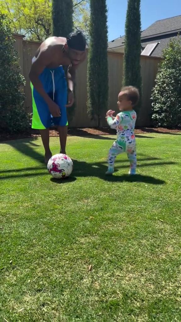 足球要从娃娃抓起！SGA带娃踢足球，小孩摔倒时鼓掌“嘲笑”！